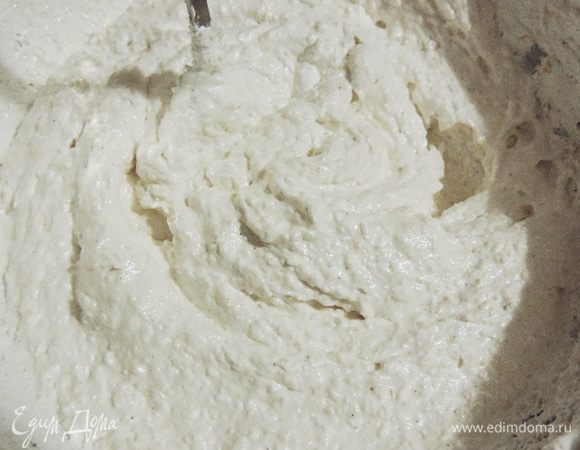 Добавляем кокосовую стружку и корицу. Спокойно перемешиваем ложкой. Посадить эту массу вам не удастся).