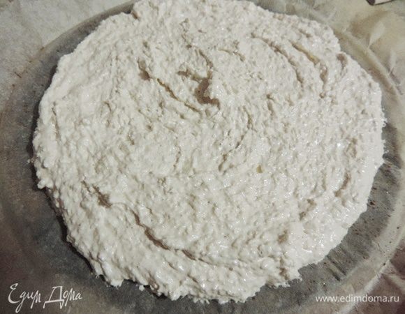 Рисуем на бумаге круг 22см, примерно 2/3 массы распределяем по нему. Остальную массу выложите в виде отдельных безешек. Их съедите в виде бонуса.