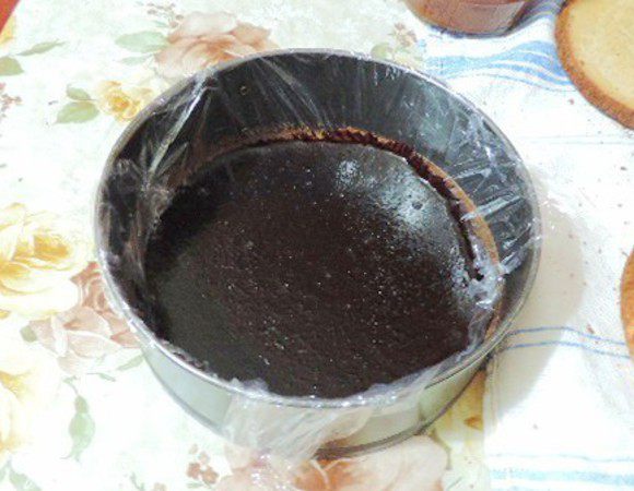 Всю чернику пюрировать блендером. Замороженную предварительно разморозить. 
Для желе отделить 250г, смешать с водой и сахаром. 
Доводим массу до кипения и растворения сахара, добавляем агар (ложку набираем с горкой) и кипятим 2 минуты. Агар можно заменить желатином, его я советую взять 8-10 грамм, замочить в двух столовых ложках воды, растопить и добавить в немного остывшее пюре после кипячения с сахаром.
 Выливаем желе в форму диаметром 18 см, предварительно выстеленную пищевой пленкой. Еще один нюанс, если у вас желе на желатине, его обязательно надо заморозить, если на агаре, то ему достаточно просто застыть в холодильнике, так как оно более плотное.