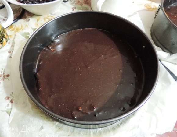 Для шоколадной прослойки сливки довести почти до кипения и вылить на поломанный шоколад. Добавить масло, подождать минутку и перемешать до полной однородности. При желании можно добавить немного измельченных орехов, у меня были остатки миндаля.
В разъемную форму 20см выкладываем остывший корж-безе, выливаем ганаш и убираем в холодильник минимум на час.