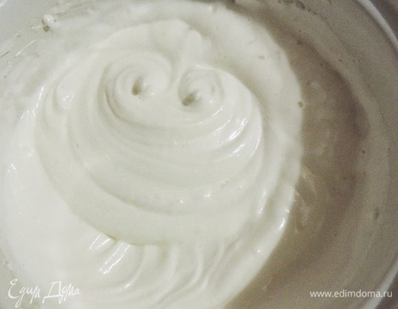 Приступим к черничному муссу. 
Сахар залить водой (она должна лишь чуть покрыть сахар). И отправить на средний огонь. Сироп уварить до 116 градусов или до пробы на мягкий шарик (из капельки сиропа, капнутой в холодную воду, можно слепить мягкий шарик).
Пока сироп уваривается, параллельно взбить белки до устойчивых пиков. Они должны не выпадать из емкости при ее переворачивании.
Во взбитые белки тоненькой струйкой при постоянном взбивании влить кипящий сироп. Затем ввести заранее замоченный в 4 столовых ложках воды и растопленный желатин. После сразу же поставить емкость с кремом в большую посудину с ледяной водой. Продолжить взбивать на высокой скорости миксера, пока крем не остынет до температуры ниже комнатной и не загустеет.
