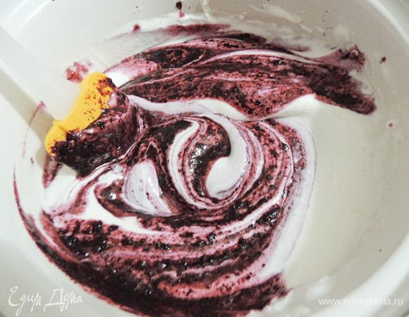 Оставшееся черничное пюре аккуратно соединить с остывшей меренгой.