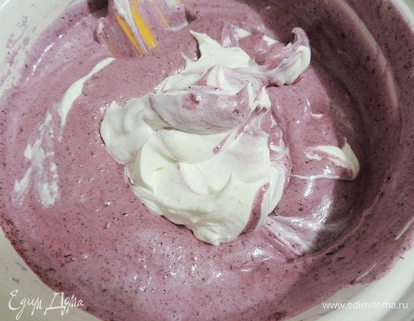 Сливки взбить до мягких пиков и аккуратно соединить с полученным кремом.