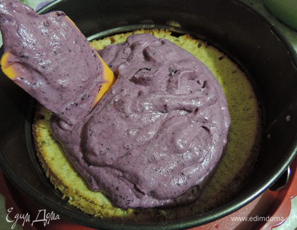 Можно приступать к сборке торта. На понадобиться разъемная форма диаметром 22-22.5 см. На дно кладем бумагу и ореховый бисквит. Заполняем форму третью клюквенного мусса.