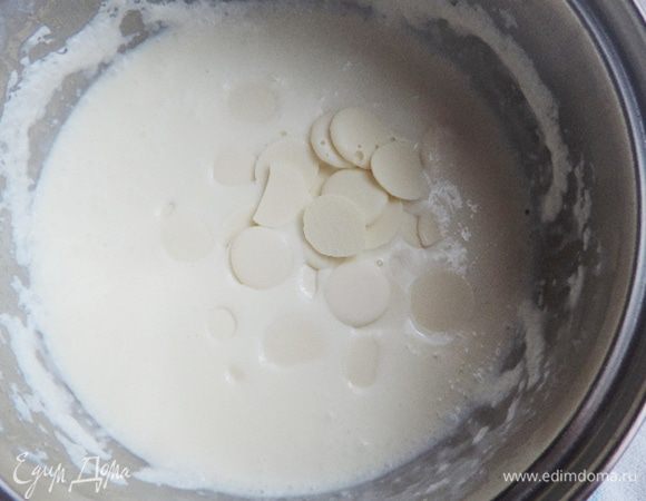 В идеале глазурь надо было сделать из черного шоколада. Но я хотела украсить торт цветочками, а на темном фоне они бы смотрелись не очень выигрышно. Поэтому глазурь я делала на белом шоколаде.
Сливки довести почти до кипения, добавить к ним поломанный шоколад. 