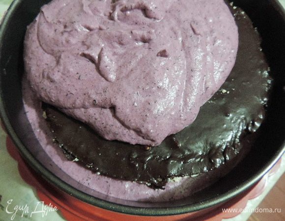 Затем кладем кокосовое безе шоколадом вверх, снова треть мусса (забыла сфотографировать), черничное желе и оставшийся мусс.