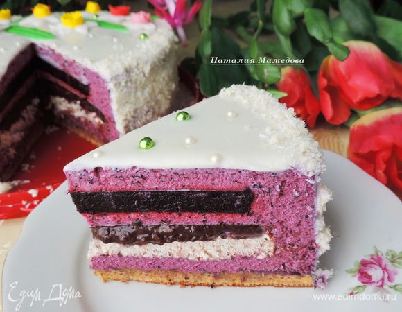На разрезе торт смотрится довольно аппетитно!