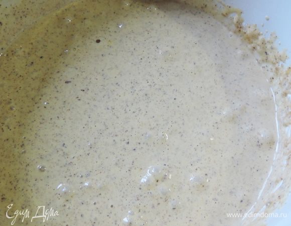  Сначала масса довольно густая и темная, но в процессе взбивания она станет немного жиже, воздушнее и сильно посветлеет.