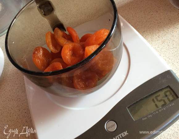 Сухофрукты замочить в воде для размягчения (в случае, если они пересушены). Время вымокания зависит от жесткости сухофрукта. У меня настаивались 15 минут.