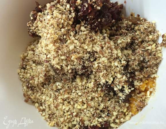 Все сухофрукты измельчить в блендере или мясорубке. Фундук измельчить и добавить в смесь к сухофруктам. Перемешиваем. Лепим конфетки в привлекательной для вас форме. У меня классические шарики.