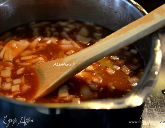 В кастрюлю выложить кетчуп, налить воду, добавить коричневый сахар, луковицу (½ часть нарезать мелко), желтую горчицу, соус острый, вуштерский соус. Перемешать.
