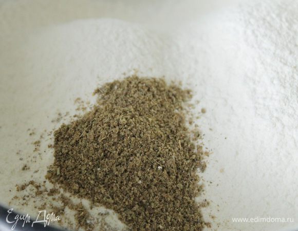 Семена аниса измельчить в кофемолке до состояния порошка и соединить с мукой.
