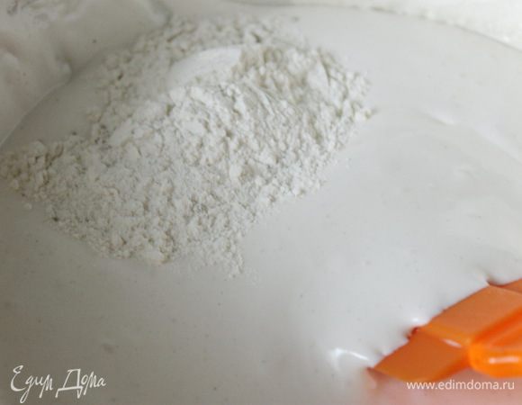 Аккуратно вмешать муку в остывшую яичную смесь.