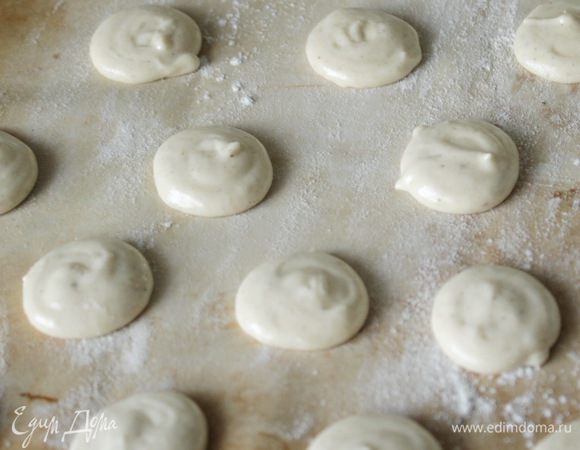 Наполнить кондитерский мешок тестом и высадить на смазанный маслом и присыпанный мукой противень "лепешечки" величиной с рублевую монету.
Оставить заготовки подсохнуть при комнатной температуре на 6-8 часов.
Анисовые печенья выпекать в духовке 20-30 минут при 140°С.
Правильно выпеченными они считаются тогда, когда нижняя сторона слегка подрумянилась, но при этом верх остался светлым.