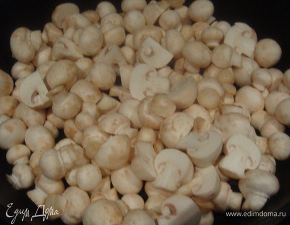Грибы помыть. Если грибы очень крупные, то разрезать на части и обжарить на сковороде, чтобы выпарилась жидкость.