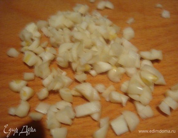 Чеснок порезать.
