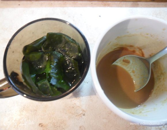 Водоросли Вакаме 1 ст. л. замочить, мисо-пасту развести водой.