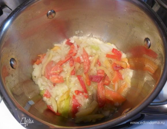 В кастрюле с толстым дном на кунжутном масле обжариваем 3 минуты лук-порей и болгарский перец.