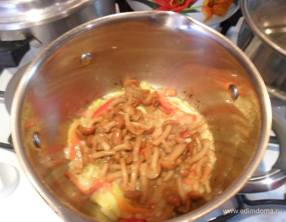 Добавляем отваренные опята и соевый соус, жарим еще 2 минуты.