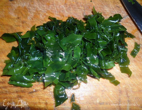 Водоросли отжимаем и нарезаем.