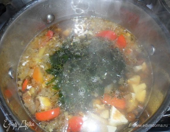 Вливаем воду, доводим до кипения, бросаем водоросли и сразу снимаем с огня.