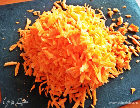Крупно натираем или мельчим в комбайне.