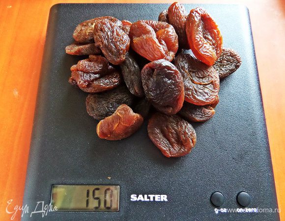 Курагу перебираем, моем.