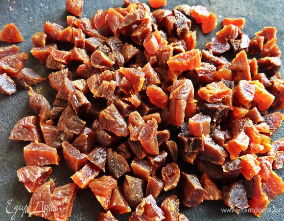 Тоже мельчим примерно как изюм крупный, чтобы удобно было кушать.