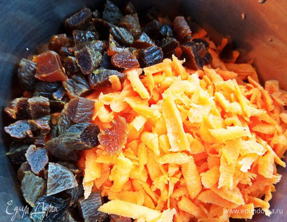 Заливаем водой и тушим до испарения всей жидкости.