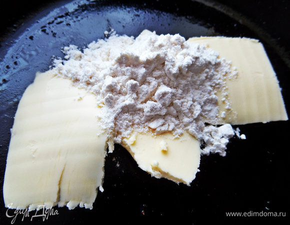 В это время делаем заливку: растопить масло в сковороде.