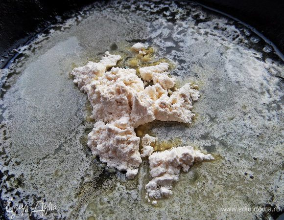 Всыпать в масло ложку муки без горки.