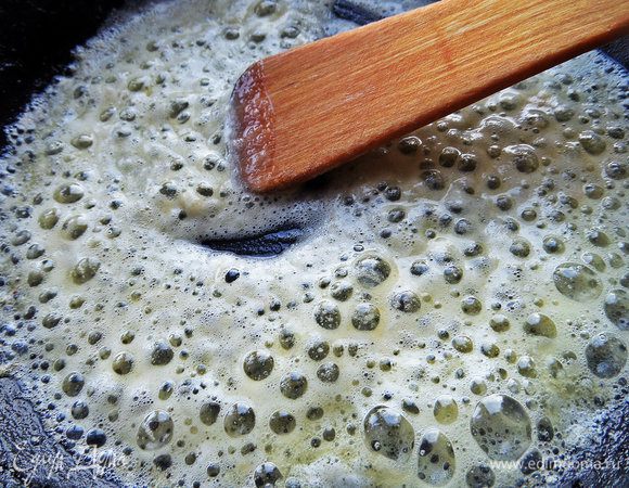 Обжарить. Параллельно греем молоко в микроволновке.