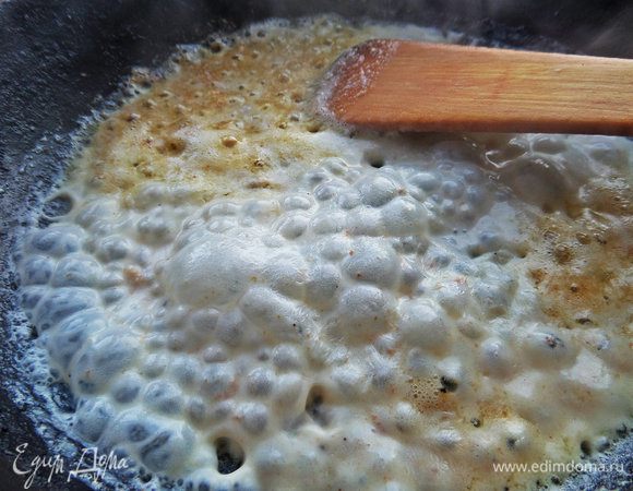 Осторожно подливать горячее молоко и заварить муку.