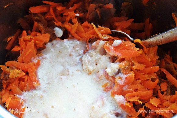 Выливаем мучную смесь в морковь (уже без жидкости).