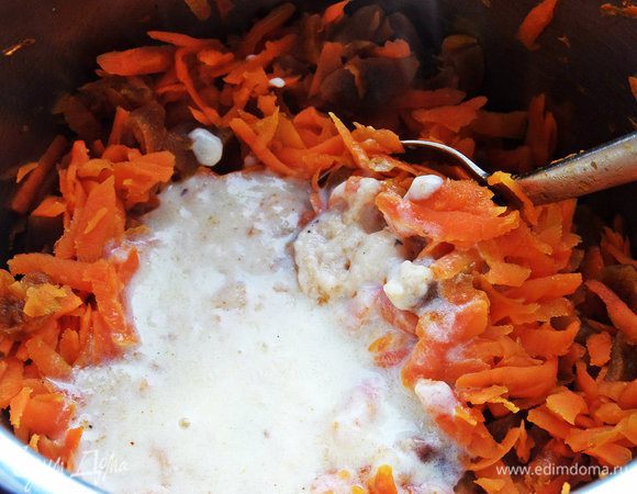 Выливаем мучную смесь в морковь (уже без жидкости).