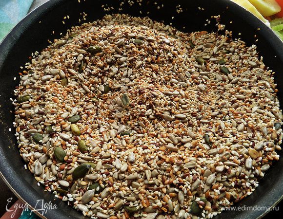 Предварительно семечки слегка прожарила на сухой сковороде.