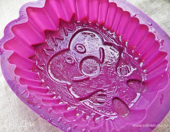 Форму силиконовую смазываем кисточкой с маслом.