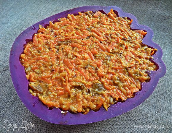 Посыпаем сухарями и утрамбовываем в формочку весь состав.