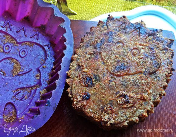 Осторожно отгибаем края и снимаем формочку.