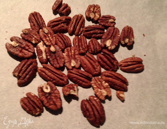 Орехи поджарить в духовке 20 минут на 150 С.  Слегка охладить и крупно порубить.