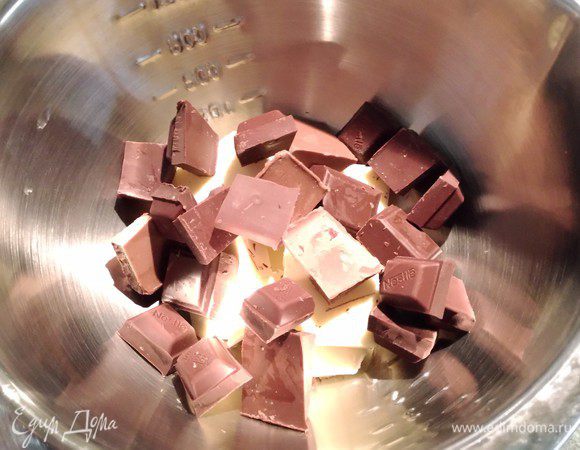 Займёмся брауни. Шоколад растопить с маслом на водяной бане. Перемешать в однородную массу.