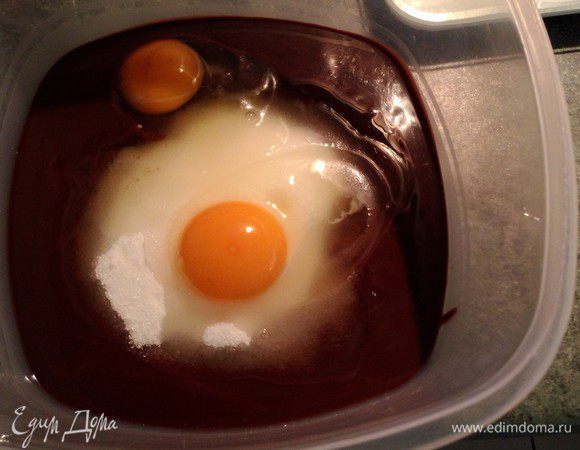 Добавить сахар и яйца. Энергично перемешать. Я мешаю миксером на небольших оборотах. 