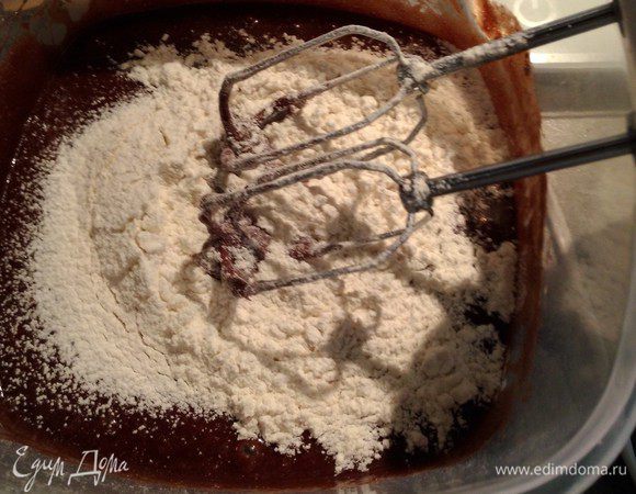 Постепенно добавить просеянную муку. Перемешать в однородную массу. 