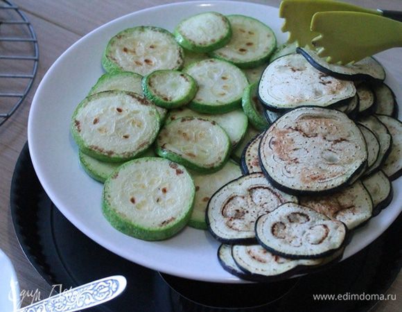 Баклажан и цукини нарезать кружочками и обжарить на сковороде. Чтобы овощи при жарке не взяли много масла, я обжаривала на сковороде с керамическим покрытием почти на сухой сковороде. Также можно запечь овощи в духовке, предварительно сбрызнув их маслом.