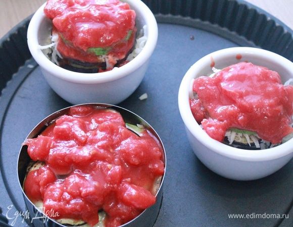 В формы слоями укладываем овощи, каждый слой присыпаем сыром.