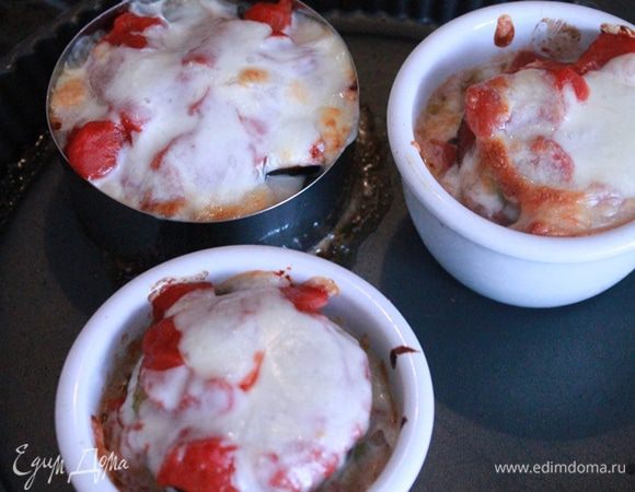 Запекаем в духовке до золотистого цвета примерно минут 10.
Подаем немедленно.