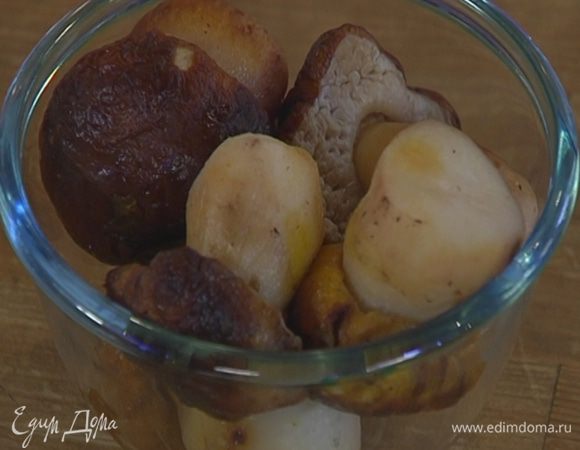 Белые грибы предварительно разморозить.