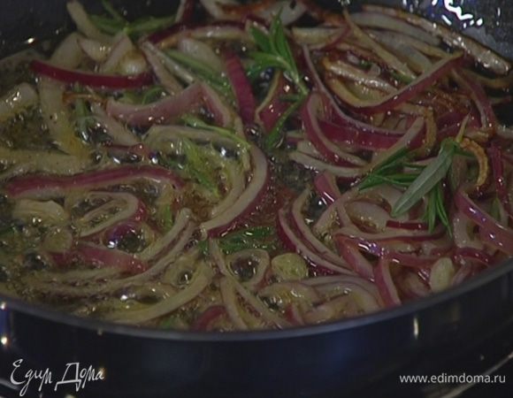 Разогреть в сковороде полторы ст. ложки оливкового масла и сливочное масло, выложить лук, посолить, поперчить, добавить листья розмарина (немного оставить для украшения) и обжарить до золотистого цвета.