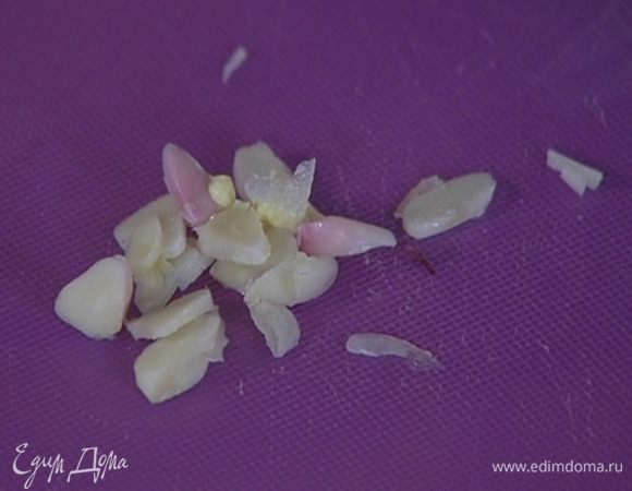 Чеснок почистить и нарезать тонкими пластинками.