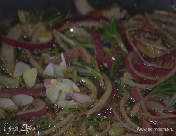 В сковороду к обжаренному луку добавить чеснок, перемешать.